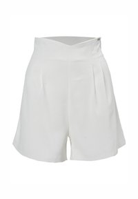 Pantaloni corti bianchi con vita alta, caratterizzati da pieghe frontali e una consistenza liscia. Il design è pensato per una vestibilità strutturata.