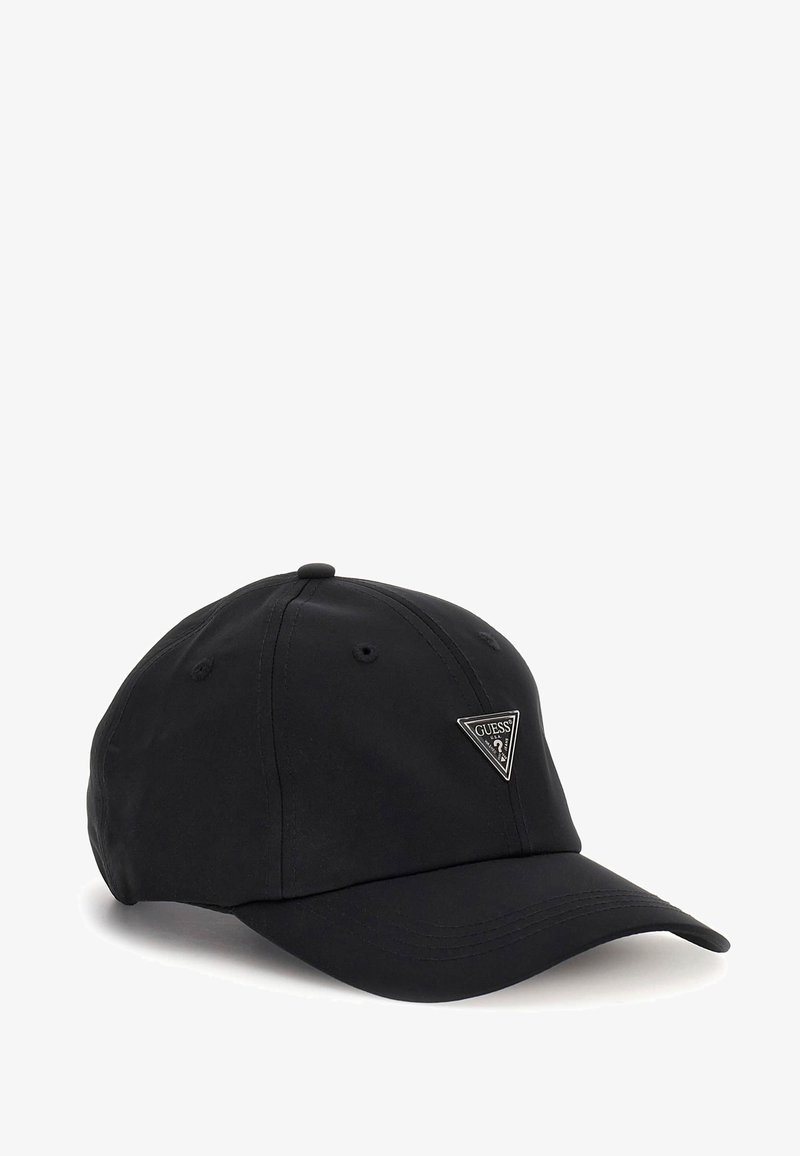 Schwarze Stoff-Baseballmütze mit gebogenem Schild, ausgestattet mit einem dreieckigen Metalllogo auf der Vorderseite und Luftlöchern zur Belüftung.