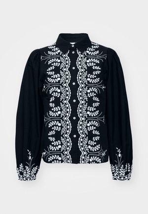 Schwarzes Hemd mit weißer Blumenstickerei, Knopfverschluss, Kragen und gepufften Ärmeln, die auf der Vorderseite und an den Manschetten mit aufwendigen Stickmustern verziert sind.