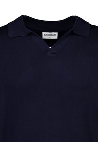 Mörkblå slim-fit pikétröja med kort krage och V-ringning, tillverkad av strukturerad stickad tyg, med ett logomärke inuti.