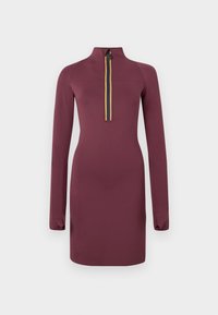 Šaty s polo golierom Marlowe v burgundskej farbe, so šitými dlhými rukávmi, predným zipsom na štvrtinu s detailom žltých a čiernych pruhov, elegantne priliehajúcim strihom.