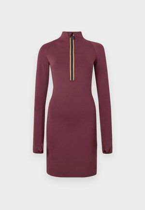 Šaty s polo golierom Marlowe v burgundskej farbe, so šitými dlhými rukávmi, predným zipsom na štvrtinu s detailom žltých a čiernych pruhov, elegantne priliehajúcim strihom.