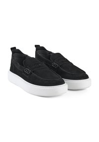 Crne ante slip-on cipele s bijelim gumenim potplatom, koje imaju elastične bočne panele i suptilno šivanu obrtnu detalj na gornjem dijelu.