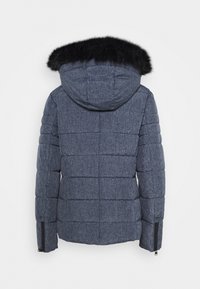 Chaqueta acolchada azul con capucha forrada de pelo negro, con textura acolchada y puños con cremallera. La vista trasera muestra costuras estructuradas y diseño.