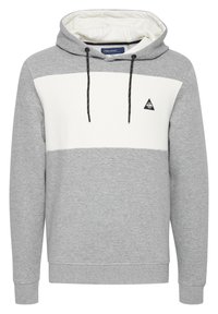 Grijze hoodie met een witte horizontale streep. Voorzien van een trekkoordkap, geribde manchetten en een driehoekig logo op de borst. Zachte textuur.