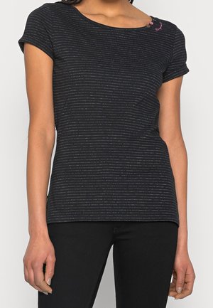 Mujer que lleva una camiseta negra ajustada de manga corta con finas rayas horizontales grises y un pequeño detalle de botón cerca del escote