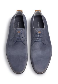 Scarpe oxford in suede blu navy con texture liscia, punta rotonda e design classico con lacci. Accento marrone vicino alla linguetta.