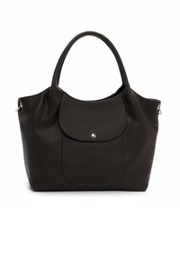 Bolso tote de cuero marrón con un acabado texturizado, asas dobles, un bolsillo de solapa en la parte frontal, y un detalle de cierre a presión en tono dorado.