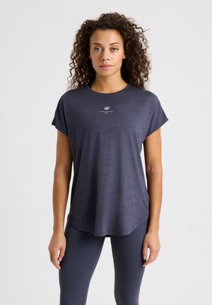 Maglietta atletica navy con colletto tondo e maniche corte, caratterizzata da una texture a righe sottile e un piccolo logo sul petto.