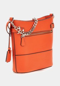 Borsa a tracolla in pelle arancione con finitura testurizzata, dotata di una tracolla in catena argentata, tasca con zip e base piatta. Design minimalista con dettagli.