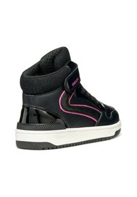 Zapatilla alta negra con acabado de charol, acentos rosas, nylon negro texturizado y una correa de Velcro para el cierre. Suela blanca.