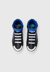 Wysokie sneakersy z czarnej skóry z niebieskimi akcentami, z białymi sznurówkami, paskiem na rzep oraz białą gumową podeszwą.
