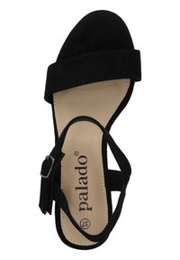 Sandalo con tacco in morbida pelle scamosciata nera, dotato di una larga fascia anteriore e di una cinghia alla caviglia regolabile. La soletta beige presenta il nome del marchio "palado."
