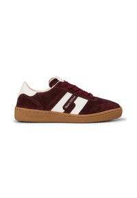 Χαμηλό sneaker με μπορντό σουέντ, λευκές δερμάτινες λεπτομέρειες, κορδόνια σε ταιριαστό μπορντό χρώμα και υφασμένη καφέ λαστιχένια σόλα.