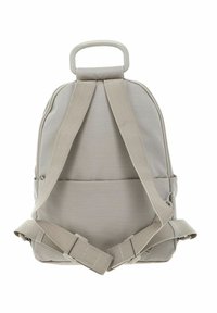 Sac à dos en tissu gris avec une forme arrondie, un matériau texturé, deux bretelles réglables et une poignée supérieure pour un transport facile.