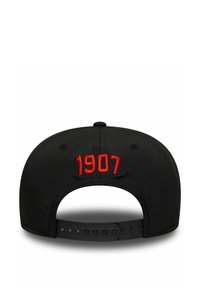 Casquette de baseball noire à visière plate, ornée d'un texte rouge brodé "1907" à l'arrière. Sangle ajustable avec fermeture à pression.