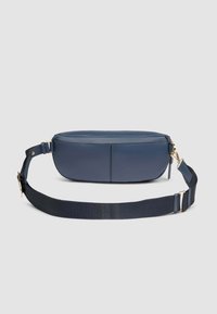 Borsa a tracolla in pelle blu con una texture liscia, forma arrotondata, accessori in metallo dorato e tracolla in tessuto regolabile.