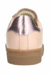 Rosa Leder Sneaker mit glänzendem, metallisch rose-goldenem Fersenelement und einer strukturierten braunen Gummisohle. Abgerundete Rückseite und gestickte Details.