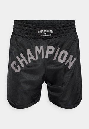 Schwarze Trainingsshorts mit glatter, glänzender Oberfläche. "CHAMPION" in großen grauen Buchstaben auf der Rückseite gedruckt, mit elastischem Bund.