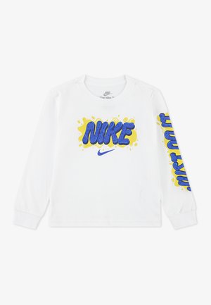 Biela bavlnená košeľa s dlhým rukávom s modrým nápisom "NIKE" a žltými škvrnami, navyše s modrým nápisom na pravom rukáve.
