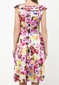 Blumenkleid mit einem lebhaften Arrangement aus rosa und gelben Rosen, runder Ausschnitt und kurzen Ärmeln. Glattes, fließendes Material.