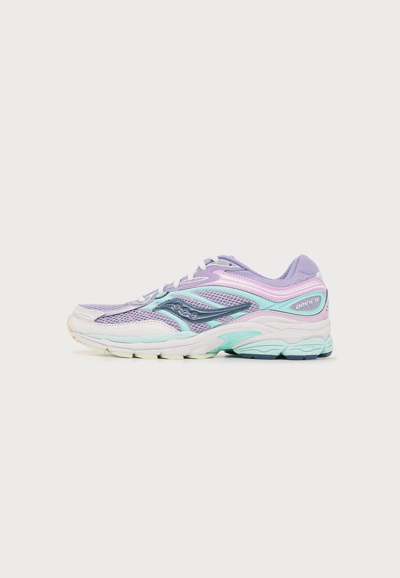 Heren atletische hardloopschoen in pastelpaars, roze, petrol en wit met een mesh bovenwerk en een gevoerde zool, gezien van opzij.