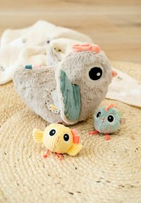 Canard en peluche gris avec des ailes bleues, un bec orange et une couronne rose ; deux petits oiseaux en peluche en jaune et en teal avec des corps ronds et des yeux détaillés.