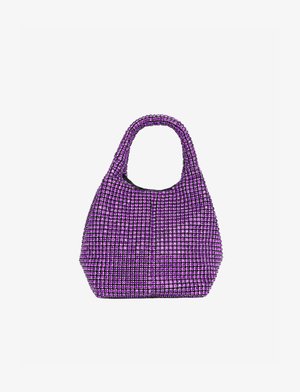 Lilla håndtaske dækket af skinnende krystaller, med et rundt håndtag og en struktureret, geometrisk form med en tekstureret finish.