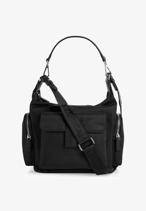 Schwarze Marc Cain Schultertasche mit Frontklappe, zwei seitlichen Reißverschlusstaschen und verstellbarem Stoffriemen mit Markendetail.