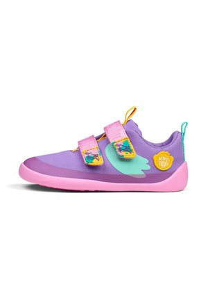 Paarse en roze kinderschoenen met een gebreide bovenkant van textiel, twee klittenbandsluitingen en een turquoise accentontwerp. Rubberen zool en logo-detail.
