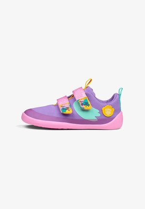 Chaussures d'enfants violettes et roses avec un dessus en tissu texturé, deux bandes velcro et un design d'accent turquoise. Semelle en caoutchouc et détail de logo.