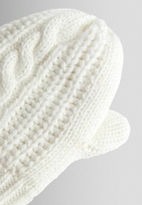 Adīta balta cimda ar teksturētu kabeli, izgatavota no mīkstas, biezas dzijas, ar noapaļotu formu, kas nodrošina roku aizsegu.