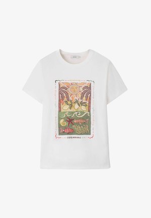 Wit t-shirt met een kleurrijke print van zon, palmbomen, citroenen, zeewier, zeesterren en twee vissen, met het woord "Dreaming" erboven en eronder.