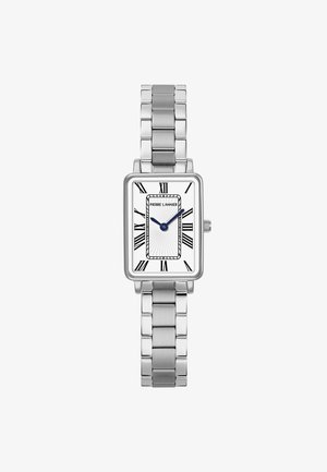 Reloj de pulsera de metal plateado con esfera rectangular blanca, números romanos negros, agujas azuladas de hora y minutos, y correa de eslabones.