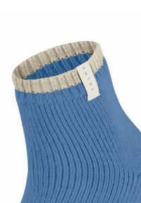 Niebieska, prążkowana skarpetka z wysokim kołnierzem i kremowym, skręconym mankietem, z tekstylną metką oznaczoną 'FALKE'. Miękka tekstura, długość do połowy łydki.