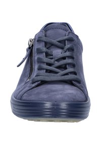 Baskets en cuir bleu marine avec bout arrondi, lacets plats, zip sur le côté pour un enfilage facile et semelle en caoutchouc texturé. Fini lisse sur l'ensemble.
