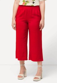 Rode wijde broek met een elastische tailleband, voorzien van een gekreukt textuur. Gemaakt om te combineren met beige platform sandalen.