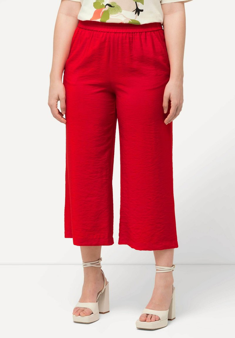 Rode wijde broek met een elastische tailleband, voorzien van een gekreukt textuur. Gemaakt om te combineren met beige platform sandalen.