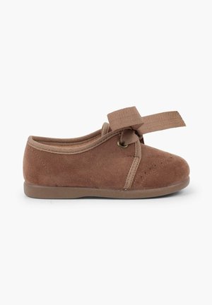 Chaussure en daim marron avec un bout rond, texture douce et un lacet décoratif en ruban. Elle dispose d'une semelle en caoutchouc flexible et d'accents cousus.