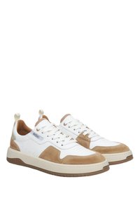 Bílé a béžové tenisky s vrchem z nubukové a kožené usně, šněrovacím designem, perforovanou špičkou a gumovou podrážkou. Obsahují malou poutko.