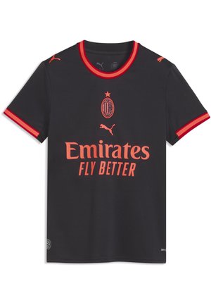 Czarna koszulka piłkarska AC Milan z czerwonym obszyciem, logo Pumy, herbem AC Milan i czerwonym napisem sponsora "Emirates Fly Better" z przodu.