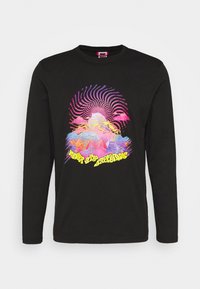 Schwarzes Langarmshirt mit einem bunten, psychodelischen Berg- und Wolkendesign über dem gelben Text "Never Stop Exploring".