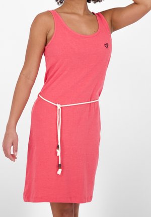 Vestido de tanque coral con un corte relajado, ceñido en la cintura por un cinturón de cuerda blanca, que presenta un pequeño logo de corazón negro en el pecho.