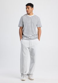 America Today ERIC - Basic T-shirt - white blue