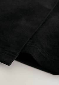 Unselected, black
