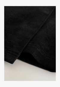 Vald, black