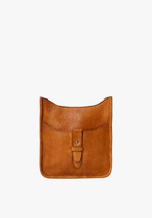 Braune Ledertasche mit strukturiertem Finish, verfügt über eine Vorderseite mit Druckknopfverschluss und abgerundeten Kanten oben.