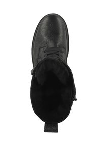 Stivaletto in pelle nera con superficie texturizzata, punta rotonda e interno peloso. Dotato di lacci e di una cerniera laterale per una facile indossabilità.