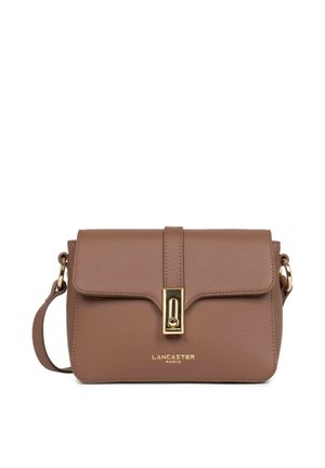 Sac à main Lancaster Paris en cuir marron avec fermoir doré et bandoulière réglable sur fond blanc.