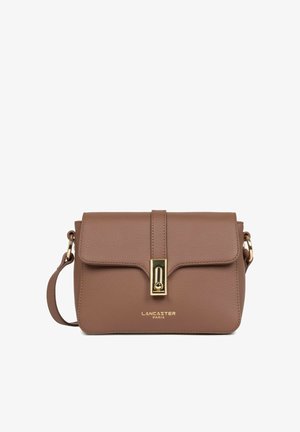 Sac à main Lancaster Paris en cuir marron avec fermoir doré et bandoulière réglable sur fond blanc.